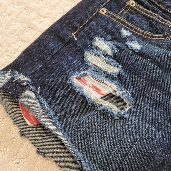 AMERICAN EAGLE Distressed Dark Wash Peek A Boo American Flag Pocket Jean Shorts - Picture 4 of 9